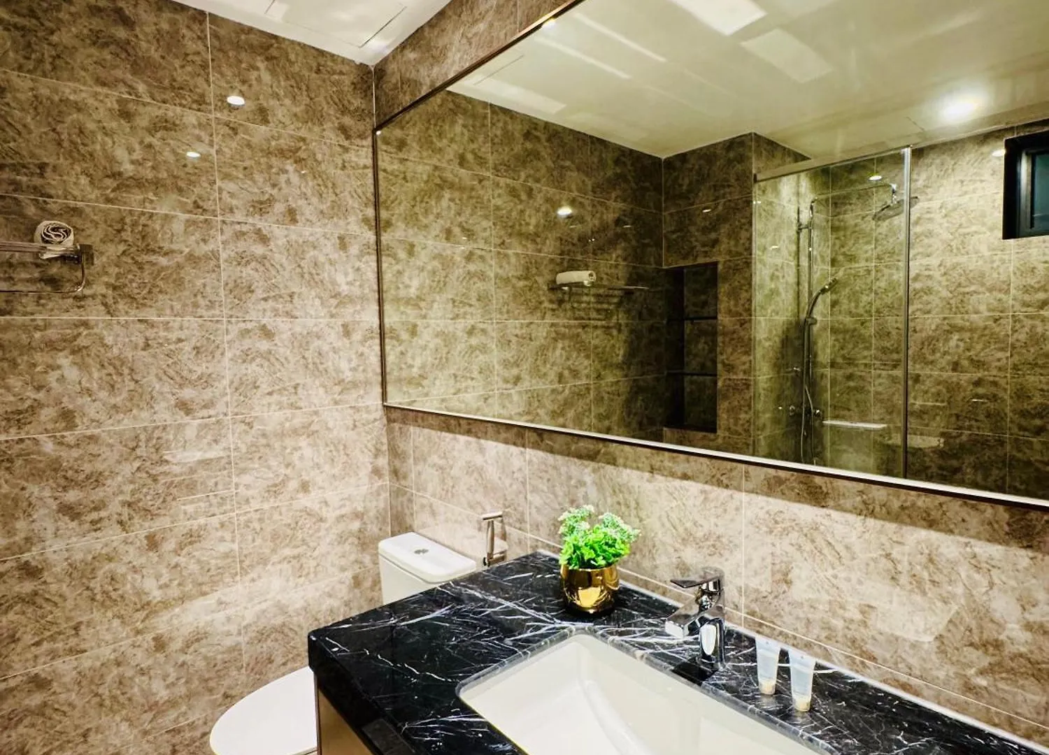 ג'והור בהרו R&F Princess Cove By Homefort Suites מלון ג'והור בהרו